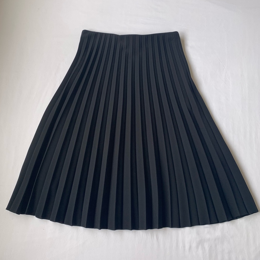 Mint condition Everlane black pleated skirt size 0